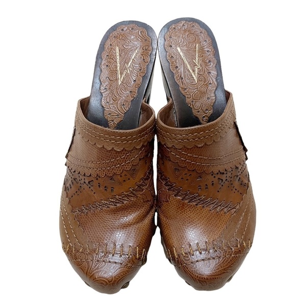 Vince Camuto Light Brown Leather Slide On Mules Tooled, Laser Cut, Studs Sz 7.5 - Picture 2 of 10